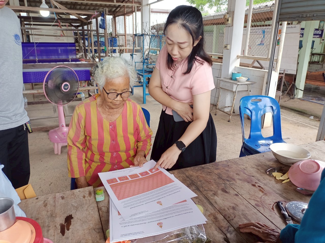 พช.ชนแดน ส่งเสริมกลุ่มทอผ้าฯ ร่วมโครงการประกวดผ้าลายพระราชทาน "ผ้าลายสิริราชพัสตราภรณ์"