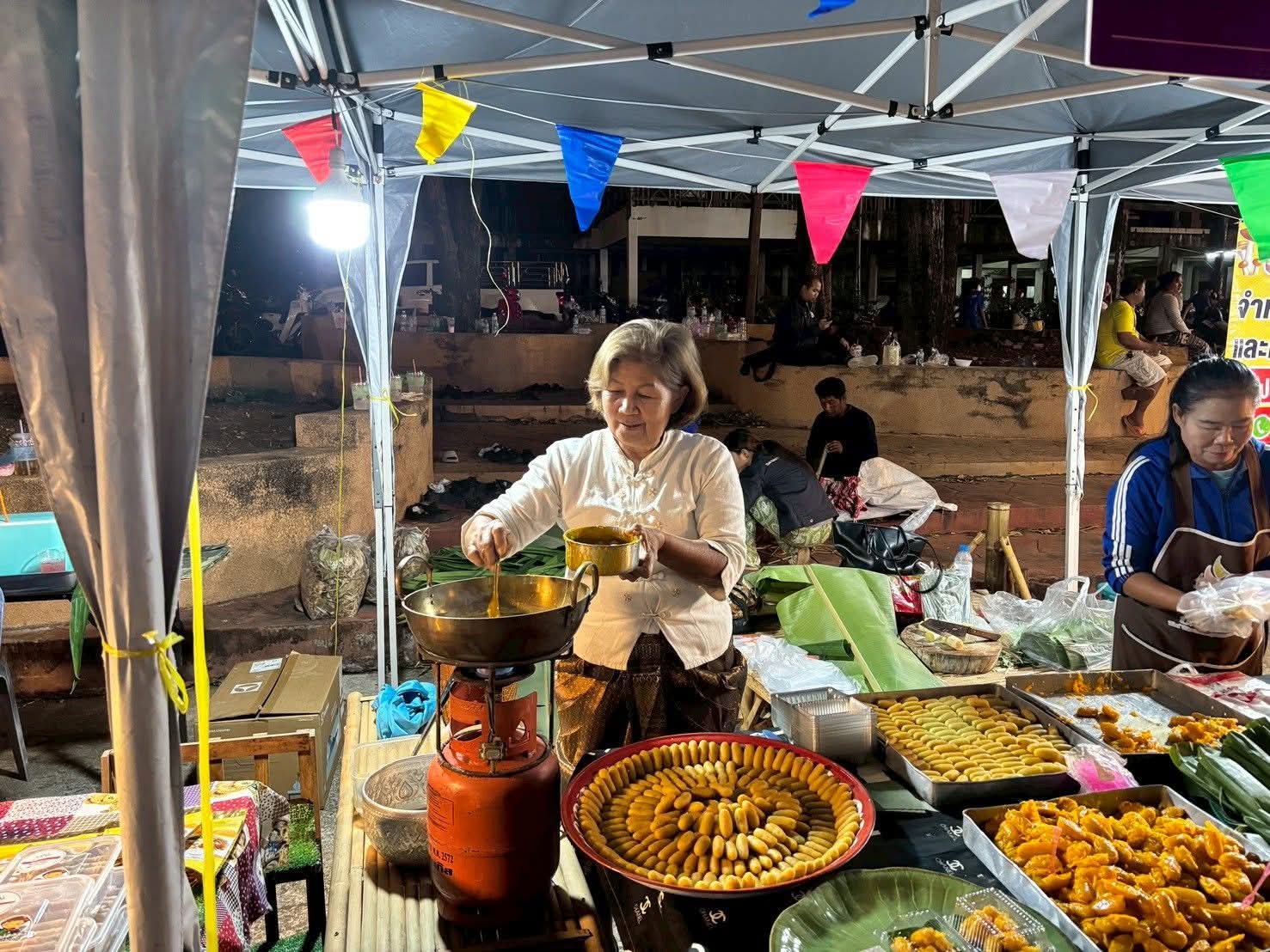  สำนักงานพัฒนาชุมชนอำเภอชนแดน จัดแสดงผลิตภัณฑ์ OTOP ในงาน "บูชาคุณความดี ถวายบายศรีร้อยมาลัย รวมน้ำใจถวายหลวงพ่อทบ" มุ่งเผยแพร่ภูมิปัญญาท้องถิ่น